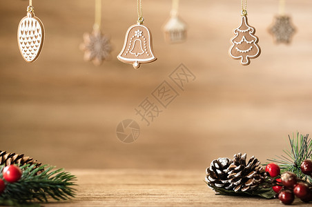 前夕木头圣诞装饰在桌上复制空间锥形米斯利诺和钟球挂着模糊的木墙壁背景标牌棕色图片