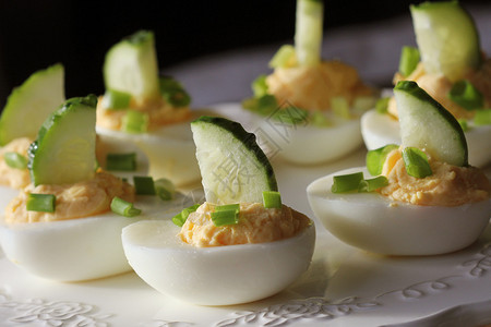 准备吃饭难的鸡蛋用黄瓜和黑嘴水泡在白色盘子上鸡蛋用黄瓜和白盘子上派对图片