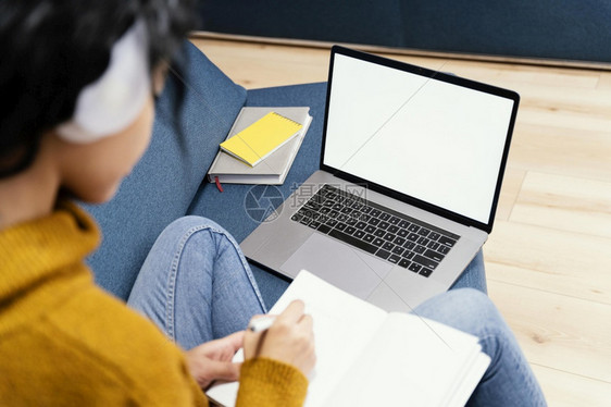 在线学校期间使用耳机笔记本电脑的美容照片少女课程白种人坐着图片