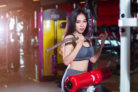 练习哑铃女士亚洲妇在体育室内健身俱乐部和康进行肩和胸肌肉训练的锻炼活动亚洲妇女从事锻练图片