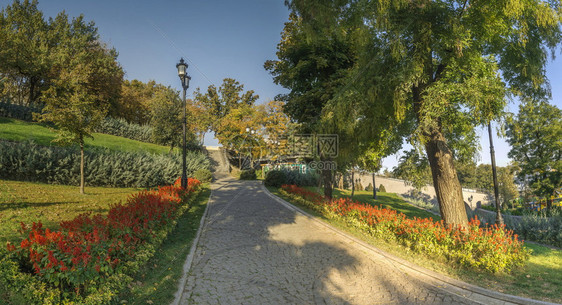 鹅卵石街道正方形乌克兰敖德萨伊斯坦布尔公园全景秋天清晨乌克兰敖德萨伊斯塔布尔公园秋天图片