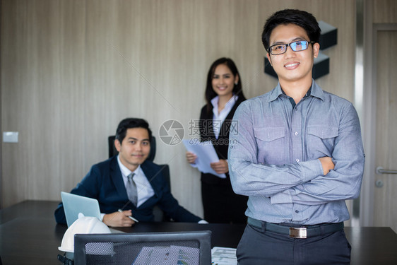 男人在室内团队亚洲商人和体使用笔记本开会和商人笑着快乐工作的男子们喜悦图片