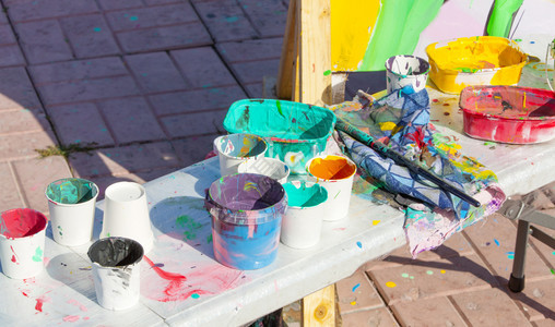 Brushes用于绘画的铅笔街上纸板涂有油漆为了教育桶图片
