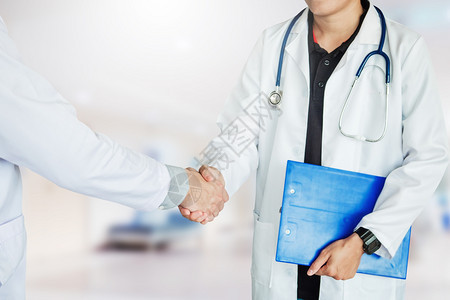 医院有两位生在握手工作专业的实验室卫生保健图片
