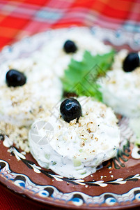 食物橄榄在典型的河边织物和陶器上使用优厚和黄瓜沙拉snejanka牛奶图片