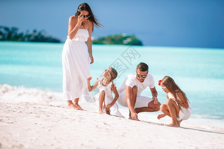 在海边度假的夫妇家庭图片
