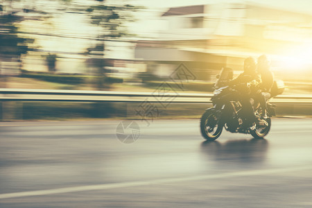 夏天景观模糊路边驾驶的闪摩托车图片