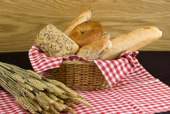 篮子里不同种类的新鲜烤面包图片