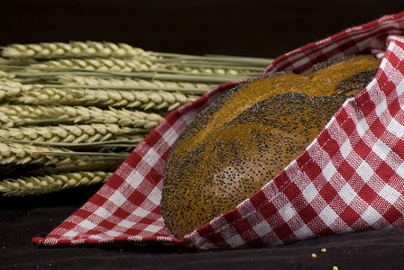 传统的白色不同种类新鲜烤面包篮子中各式样纤维图片