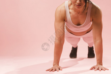 运动型妇女挺起身来锻炼健康图片