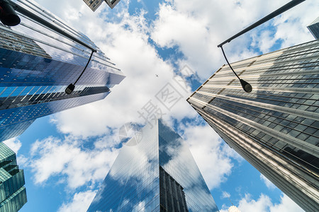 窗户外部的美国伊利诺斯州商业与展望概念芝加哥市中心摩天大楼的奇特角景象反映了高楼中云层的反射高楼有飞机越天空技术图片