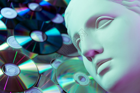 色调磁盘金星的古董雕像在闪亮的CD背景下紧贴金星头部的音乐风格古老的托恩特安蒂克雕像的概念关闭一个闪亮的CD背景概念音乐古代的概图片