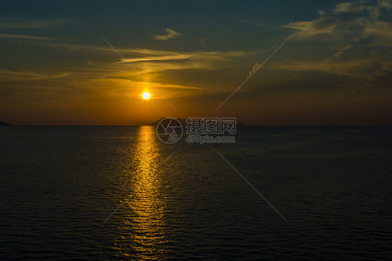 假期希腊科孚岛佩鲁拉德斯村洛加海滩的美丽日落希腊科孚岛佩鲁拉德斯村洛加海滩的美丽日落地平线阳光图片