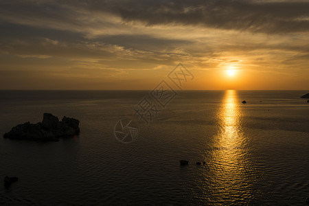 海阳光来自希腊科孚岛帕洛卡斯特里察修道院的美丽日落风景来自希腊科孚岛Paleokastritsa修道院的美丽日落景色希腊科孚岛采图片