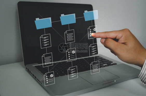 文档管理系统DMS商人在笔记本电脑线文档数据库上工作企业互联网技术概念使用权平台员工图片