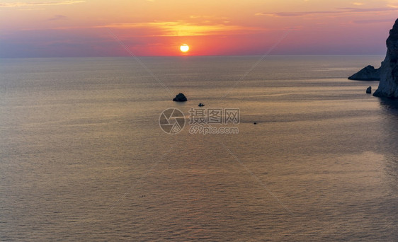 浪漫的来自希腊科孚岛帕洛卡斯特里察修道院的美丽日落风景来自希腊科孚岛Paleokastritsa修道院的美丽日落景色希腊科孚岛地图片