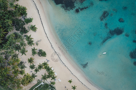 加勒比海多米尼巴比亚普林西海滩萨马纳半岛的白船登陆热带海滩无人驾驶飞机假期美丽的图片