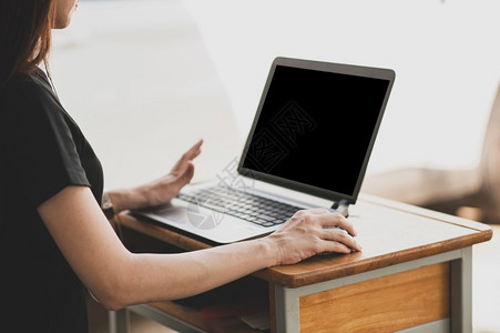 自由职业者键盘女使用在线办公室家用笔记本数字网络工作的人在互联网通信人员打键盘在家中工作的人电脑在职图片