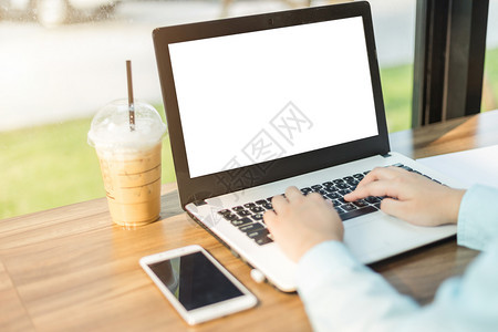 打字工作在咖啡店里用空白屏幕的笔记本电脑做文件和智能手机就像背景一样校对Portnoy信息图片
