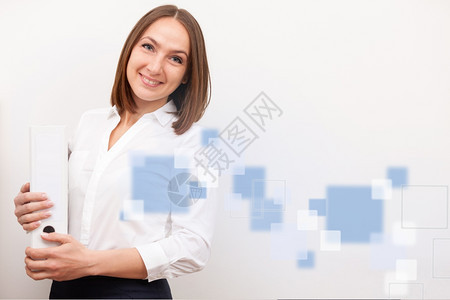 以白色孤立背景的文件夹站立在一柜子上白色孤立的背景之上年轻的教育女商人图片
