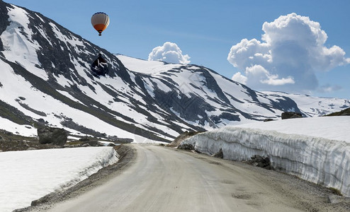 生态北方国民夏季在雪上方的热气球在加姆莱斯特里涅弗杰尔韦根最美丽的汽车道路之一在诺瓦夏天有雪图片