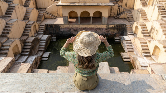 游客拉贾斯坦邦斋浦尔AbhaneribaoriStepwell的楼梯建筑Rajasthanindia旅行寺庙图片