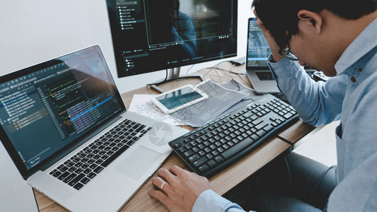 团队信息技术办公室计算机数据输入编码软件程序员和计算机屏幕检查代码程序员工作在计算机屏幕上输入数据编码有创造力的工人图片