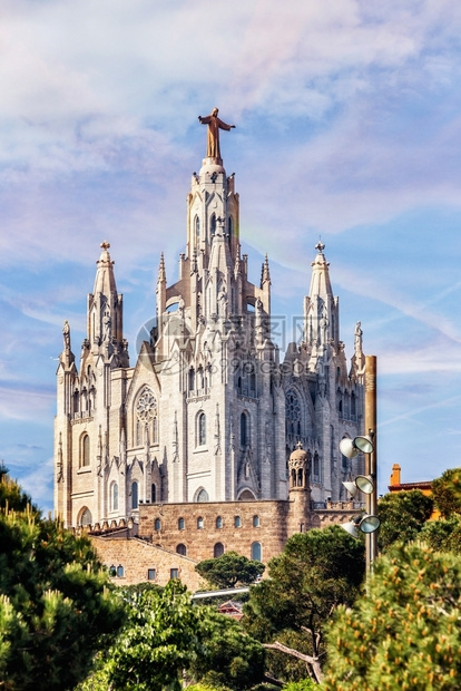 寺庙旅行位于西班牙加泰罗尼亚巴塞那塔比达博山顶峰上的圣心教堂座落在西班牙加泰罗尼亚巴塞纳雕像图片