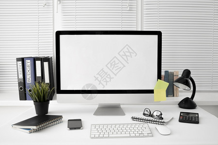 办公室开发商最佳使用灯型计算机屏幕对前方工作空间进行美容照片和灯型计算机屏幕对面工作空间进行观察图片