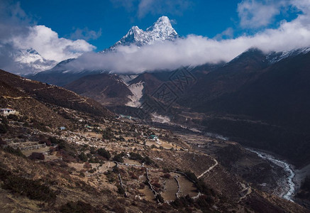 明信片喜马拉雅山的AmaDablam和尼泊尔村庄在旅行和游洛子峰雪图片