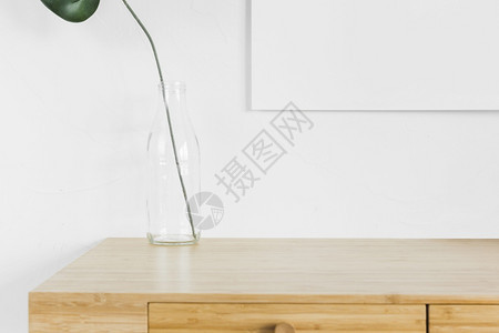 镶木地板具有现代家的最低限度构成包括现代家具水体的图片