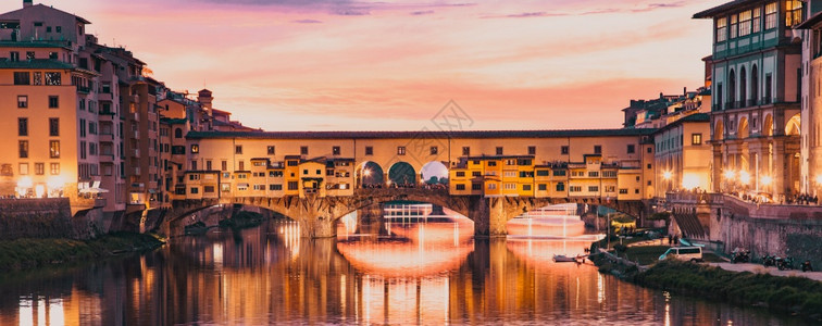 美丽的意大利佛罗伦萨阿诺河边的韦奇奥伯爵地标日落图片