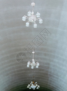 优雅白色的闪亮高贵吊灯挂在泰国教堂里图片