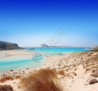 Crete海滩那里有粉沙绿松石希腊语泻湖图片