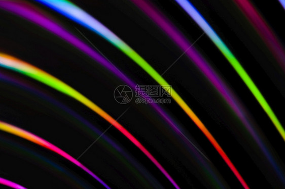 抽象的未来派深色背景上的霓虹彩条柔焦抽象彩虹色波条水平背景深色上的霓虹彩条柔焦抽象彩虹色波条水平背景黄色的图片
