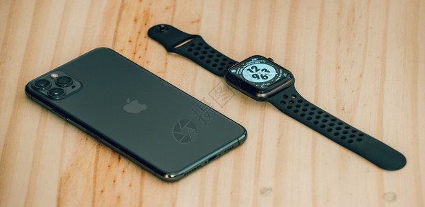 天线触碰斯里兰卡加勒0219苹果iPhone1promax和苹果手表系列6平放在木桌上奢华和生活方式的概念智能手表图片