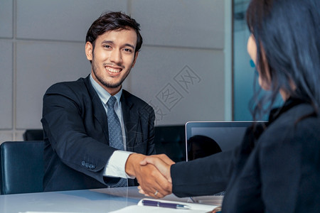 恢复商人协议概念和亚洲女在办公室握手商人在办公室握手协议研究签名图片