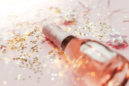 圣诞或新年配有玫瑰香槟和金光闪的星彩蛋白在粉色面背景上边观党庆祝会创意概念的歌唱会庆典新婚礼图片