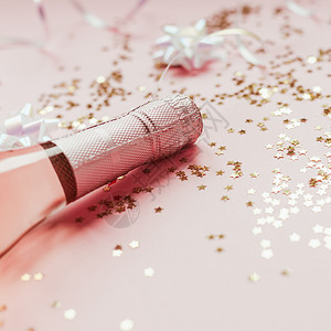女化圣诞或新年配有玫瑰香槟和金光闪的星彩蛋白在粉色面背景上边观党庆祝会创意概念的歌唱会气泡闪亮的图片