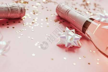 聚会火花十二月圣诞或新年配有玫瑰香槟和金光闪的星彩蛋白在粉色面背景上边观党庆祝会创意概念的歌唱会图片