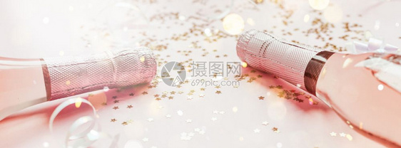 星灯圣诞或新年配有玫瑰香槟和金光闪的星彩蛋白在粉色面背景上边观党庆祝会创意概念的歌唱会火花图片