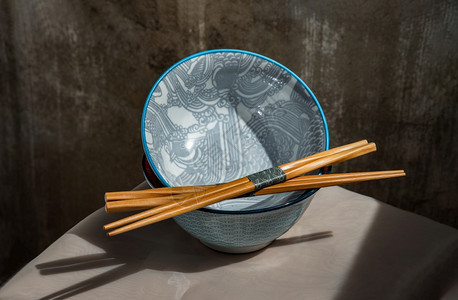 老的两个陶瓷碗粉桌布上有木筷子的陶瓷餐具美丽安排复制空间选择焦点质地工艺图片