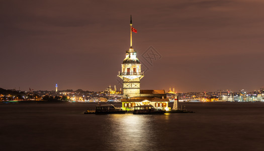 夏天土耳其伊斯坦布尔的Maidenrsquos塔和夜灯土耳其伊斯坦布尔的塔和夜灯海岸库勒斯图片