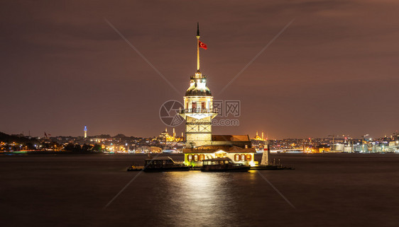 夏天土耳其伊斯坦布尔的Maidenrsquos塔和夜灯土耳其伊斯坦布尔的塔和夜灯海岸库勒斯图片