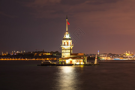 夜晚海Maidenrsquos塔在夜灯下伊斯坦布尔塔在夜灯下伊斯坦布尔旅游著名的海岸背景