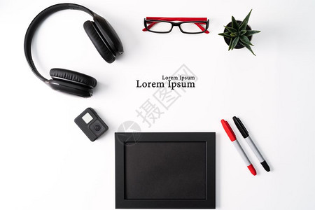 有创造力的小样奢华白色背景的Mockup相片框架动作机耳眼镜笔和仙人掌红色黑物体图片