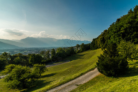 一些著名的山峰和瓦杜兹市以历史背景的阿尔卑斯山脉为背景的列支敦士登全景抽象的观娱乐图片