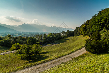 足球绿化一种些著名的山峰和瓦杜兹市以历史背景的阿尔卑斯山脉为背景的列支敦士登全景图片