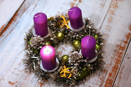 美丽的手工制作捷克传统圣诞花圈加上蜡烛问候庆典有创造力的图片