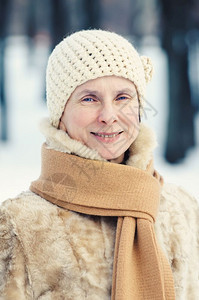 冬季户外带围巾和羊毛帽的自然成年妇女肖像被画成长在野外美丽的季节图片